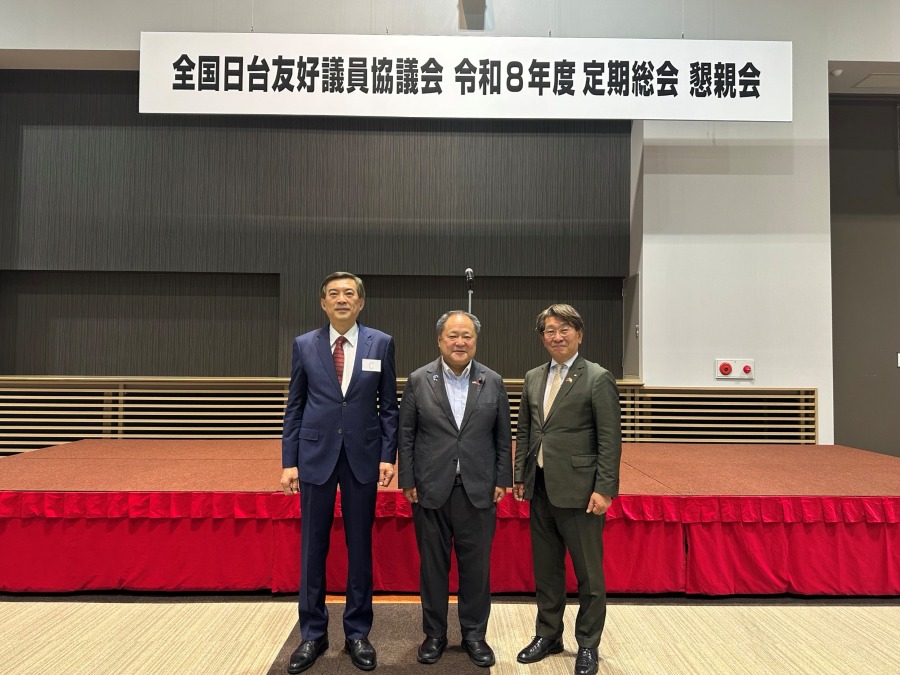 「全國日台友好議員協議會」於5月28日在宮城縣仙台市舉行總會及懇親會，超過120位日本地方議員特前來共襄盛舉，本處副代表周學佑偕員參加並於懇親會中致詞。周副代表恭賀「全國日台友好議員協議會」成立十周年，感謝該協議會長年致力於深化台日地方議會交流及友好關係。
照片：駐日副代表周學佑與「全國日台友好協議會」新任會長橫山正人橫濱市議員(右二)及前任會長藤田和秀名古屋市議員(右一)合影。