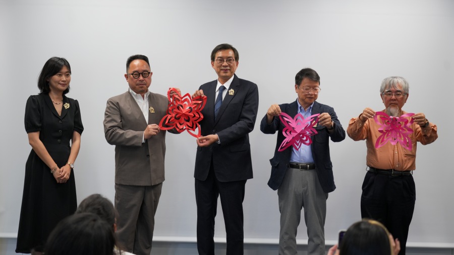 駐日副代表周學佑6月2日出席文化部駐日本代表處臺灣文化中心主辦「剪花・綻放—臺灣剪紙藝術在馬祖」主題展開幕典禮，周副代表致詞表示期盼透過本次展覽，促進臺日文化理解與交流。
照片: 駐日副代表周學佑(中)與臺灣文化中心主任曾鈐龍(左2)等合影。
