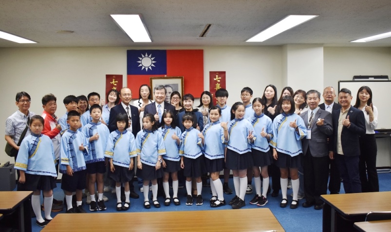 駐日代表李逸洋於6月12日接見高雄市客家事務委員會主任委員楊瑞霞擔任團長的「高雄市客家兒童合唱團」乙行。該團並演唱日本名曲「紅蜻蜓」及台灣客家歌曲「承蒙您」。  照片:駐日代表李逸洋與高雄市客家兒童合唱團合影