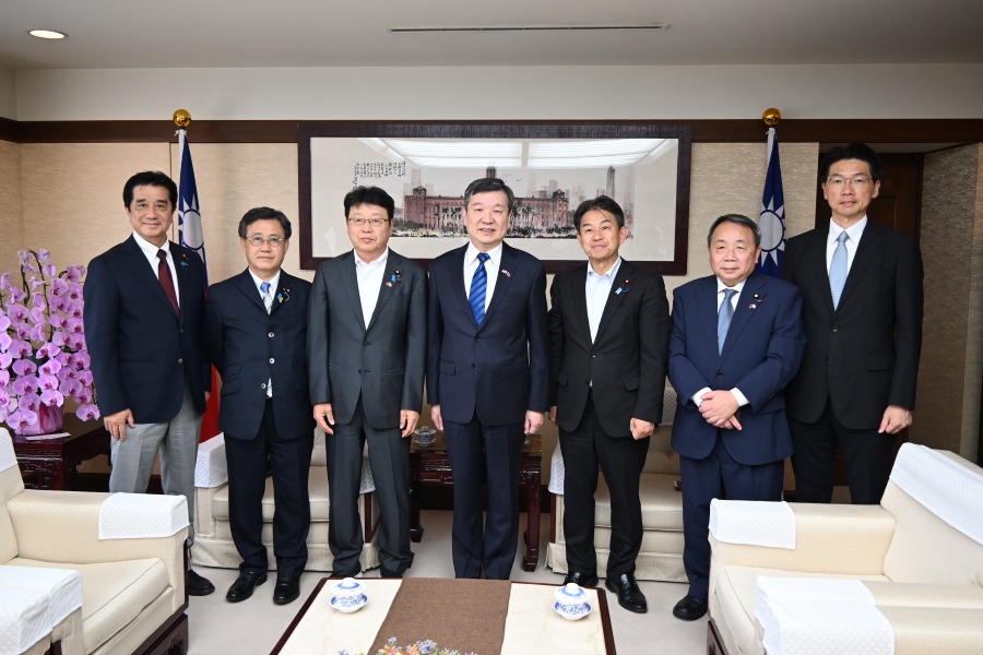 駐日代表李逸洋於6月15日會晤推動成立跨黨派「思考台灣海峽和平穩定國會議員之會」的北村晴男參議員乙行，就台日進一步合作等議題交換意見。
照片：駐日代表李逸洋(中)、參議員北村晴男(左3)、參議員山田吉彥(左2)、眾議員西田薰(右3)、眾議員橫田光弘(左1)、參議員石平(右2)。