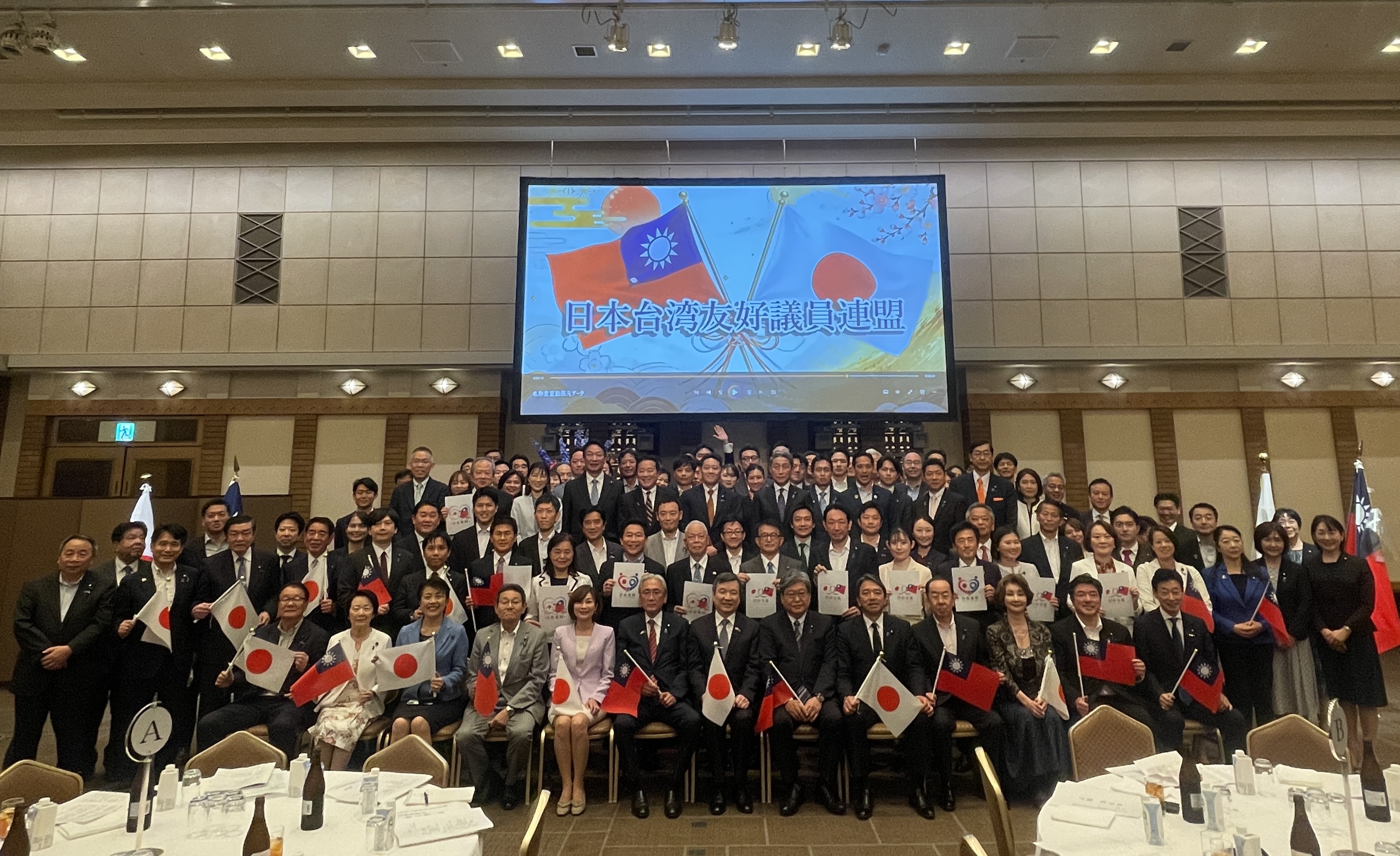 「日華議員懇談會(日華懇)」於6月11日在2026年度總會決定正式更名為「日本台灣友好議員連盟」。李代表出席總會後之意見交換會致詞表示，這是具有歷史性的一步，也象徵著台灣與日本的關係，在長年友誼的基礎上更加深化與發展。照片:駐日代表李逸洋與日台友好議員連盟合影