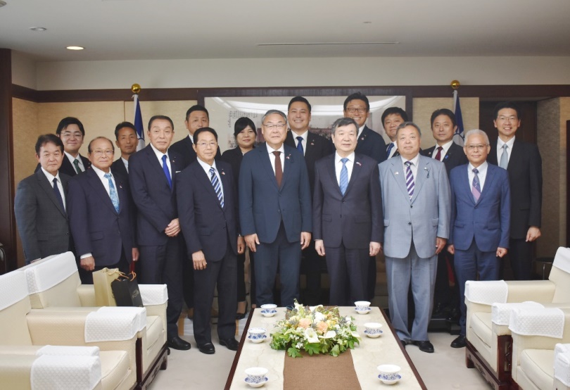  駐日代表李逸洋於6月29日會晤「千葉縣議會日台友好親善議員連盟」會長信田光保等16位議員。李代表表示，台灣去年11月全面解除日本食品進口限制後，千葉縣的新鮮農漁產品已可自由出口至台灣，千葉縣是重要的農漁產品供應地，對台灣而言也是具有吸引力的合作夥伴。 照片:駐日代表李逸洋(前排右3)、「千葉縣議會日台友好親善連盟」會長信田光保(前排右4)乙行
