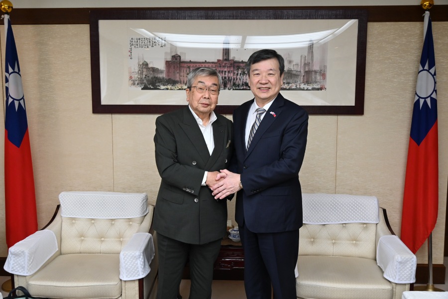 駐日代表李逸洋於6月26日會晤「山形縣日華親善協會」會長後藤完司，感謝後藤會長多年來促進山形縣與台灣間友好交流，雙方就進一步深化台灣與山形縣交流交換意見。  照片:駐日代表李逸洋(右)、山形縣日華親善協會會長佐藤完司(左)