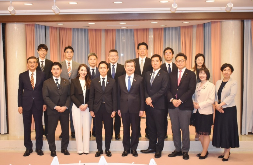 駐日代表李逸洋於7月3日會晤自民黨青年局局長平沼正二郎眾議員及該局成員，就台日各領域合作交流及兩岸關係等議題廣泛交換意見。 照片:駐日代表李逸洋(前排中間)、自民黨青年局局長平沼正二郎眾議員(前排左4)