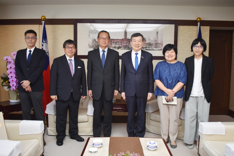 駐日代表李逸洋於7月23日接受「產經新聞」會長近藤哲司及社長羽成哲郎禮貌性拜會，雙方就台日關係議題交換意見。圖說：駐日代表李逸洋(右3)、會長近藤哲司(左3)及社長羽成哲郎(左2)。
