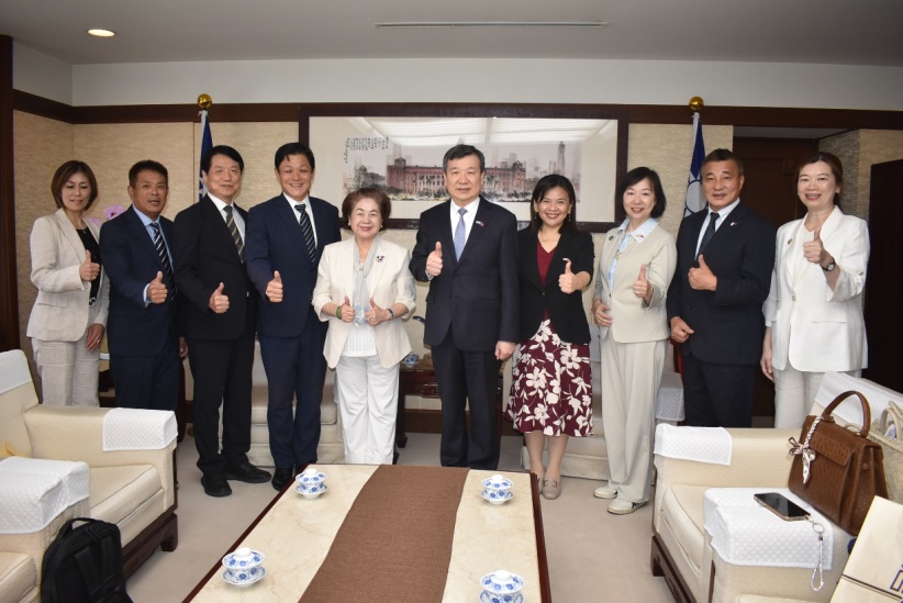 駐日代表李逸洋於7月27日會晤「亞洲台灣商會聯合總會(以下稱亞總)」第34屆總會長俞秀霞、名譽總會長陳五福、副總會長賴本勉、秘書長上島彩等該執行團隊。圖說:駐日代表李逸洋(右5)、「亞洲台灣商會聯合總會」總會長俞秀霞(左5)、名譽總會長陳五福(左4)、副總會長賴本勉(左3)、秘書長上島彩(右3)