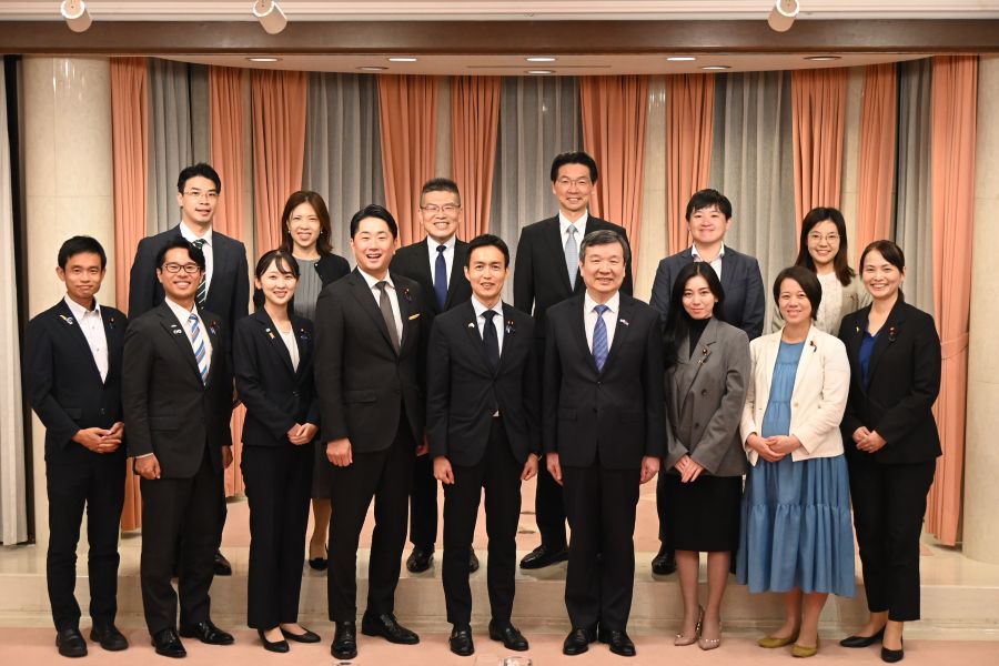 駐日代表李逸洋於6月29日會晤自民黨青年局局長平沼正二郎眾議員及該局成員乙行，就兩岸情勢、台日經貿、青年交流等議題交換意見。  照片:駐日代表李逸洋(前排右4)、自民黨青年局局長平沼正二郎眾議員(前排左5)