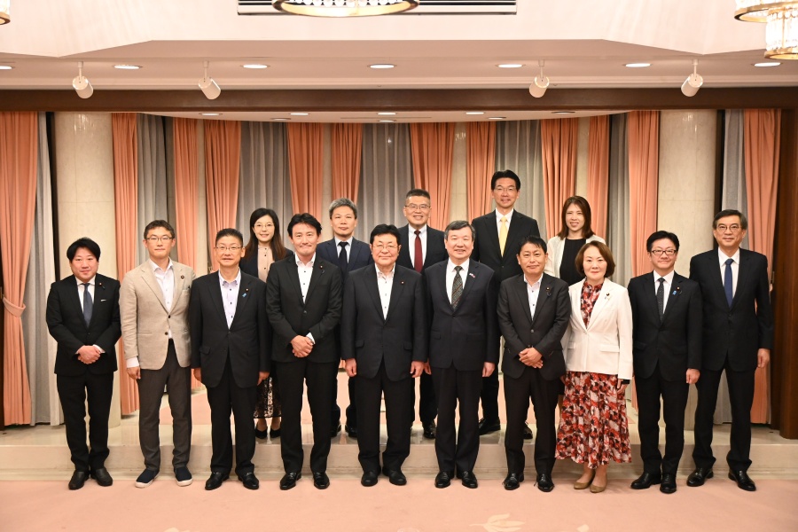 駐日代表李逸洋於9月15日會晤自民黨前環境大臣西村明宏眾議員及該黨眾議員乙行，就加強台日關係等議題交換意見。
照片：駐日代表李逸洋(前排右5)、前環境大臣西村明宏眾議員(前排左5)。
