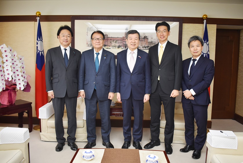 駐日代表李逸洋於9月28日會晤參議院議員山本順三及愛媛縣議會議員三宅浩正，就台日交流及台灣與愛媛縣的地方交流等交換意見。 圖說:駐日代表李逸洋(中央)、參議員山本順三(左2)、愛媛縣議員三宅浩正(左1)