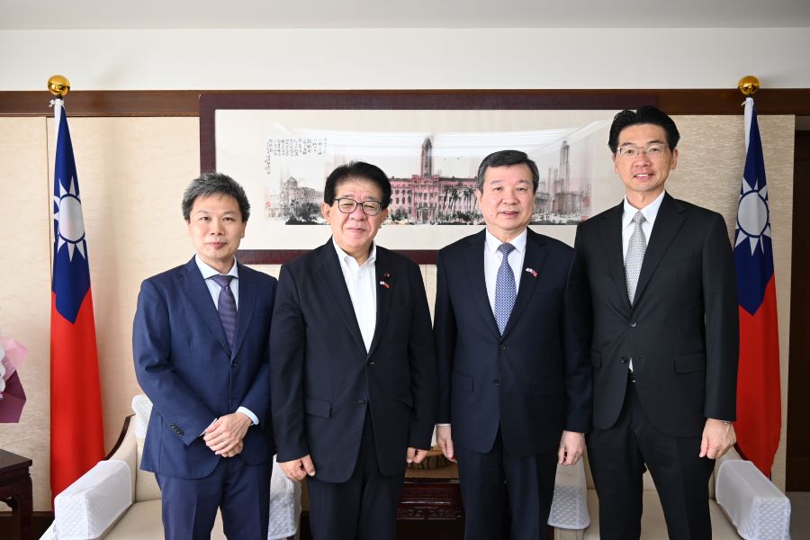 駐日代表李逸洋於10月1日會晤前國土交通大臣金子恭之眾議員， 就台日各項領域交換意見。 圖說:駐日代表李逸洋(右2)、前國土交通大臣金子恭之眾議員(左2)