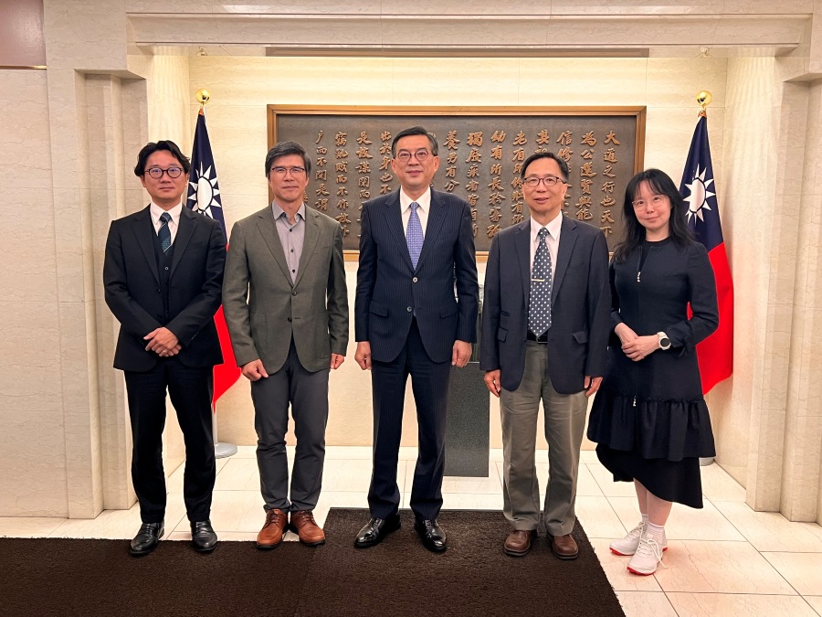 駐日副代表周學佑2026年9月30日會晤財團法人生物技術開發中心(DCB)執行長李財坤、國立臺灣大學醫學院院長倪衍玄及口腔生物科學研究所副教授周涵怡，就臺日生技醫藥領域雙邊合作與推廣策略意見交換。
照片：駐日副代表周學佑(中)、財團法人生物技術開發中心(DCB)執行長李財坤(左2)、國立臺灣大學醫學院院長倪衍玄(右2)及口腔生物科學研究所副教授周涵怡(右1)等合影。
