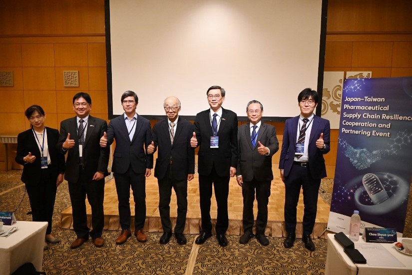 駐日副代表周學佑2026年10月6日出席經濟部生技醫藥產業發展推動小組(BPIPO)、財團法人生物技術開發中心(DCB)等單位共同舉辦之「臺日藥品供應鏈韌性合作暨媒合交流會」致詞，期許強化臺日雙邊生技醫藥供應鏈韌性及戰略合作。
照片：駐日副代表周學佑(照片右3)、日本生物產業協會(JBA)副理事長塚本芳昭(照片右4)等合影