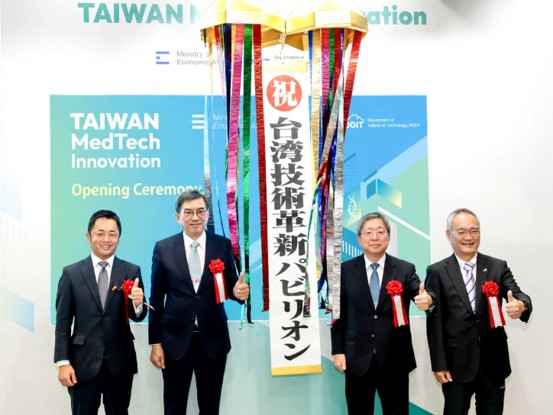 駐日副代表周學佑10月7日出席MEDICAL JAPAN「台灣創新技術專館」（Taiwan MedTech Innovation Pavilion ）開幕式。本屆臺灣共61家廠商參展，工研院、臺灣生技醫療器材工業同業公會、南部科學園區管理局及外貿協會分別籌組展區，展現臺灣生醫產業創新能量，並深化臺日技術及市場合作。
照片：周副代表與工研院生醫所莊曜宇資深技術專家(右2)、臺灣生技醫療器材工業同業公會陳建志理事長(右1)、MEDICAL JAPAN矢島大地事務局長(左1)合影留念。