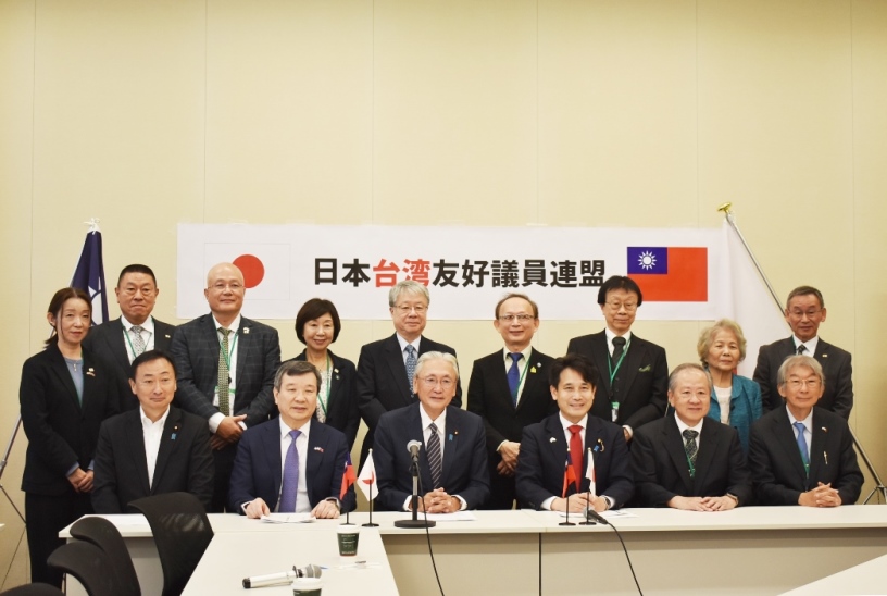 駐日代表李逸洋於10月19日出席日本台灣友好議員連盟在眾議院議員會館會議室舉行的「戶籍等國家名稱表述問題專案小組（PT）」報告會及記者會。
照片：駐日代表李逸洋(前排左2)、日台友好議連會長古屋圭司(前排左3)及該議連「戶籍等國家名稱表述問題專案小組」召集人瀧波宏文參議員(前排右3)。