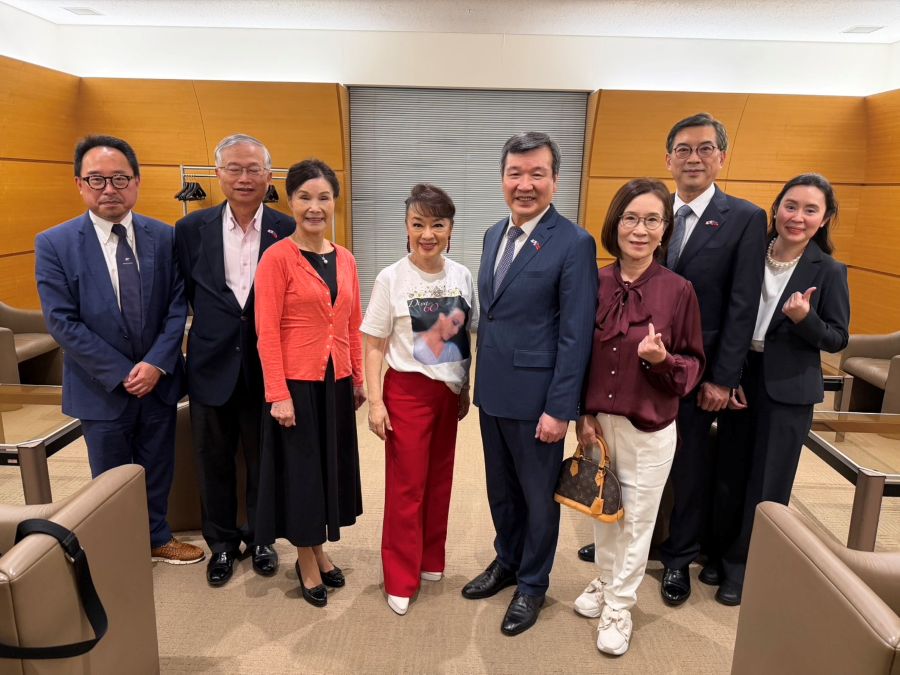 駐日代表李逸洋於10月15日在東京國際論壇觀賞旅日歌星翁倩玉出道60週年紀念演唱會。   圖說:演出後，駐日代表李逸洋(右4)、駐日副代表蔡明耀(左2)、副代表周學佑(右2)、台灣文化中心主任曾鈐龍(左1)與旅日歌星翁倩玉(左4)共同合影