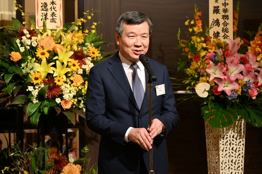 駐日代表李逸洋於10月18日出席千葉縣中華總會舉辦之「中華民國115年雙十國慶酒會」。李代表致詞時向千葉縣中華總會隆重舉辦國慶祝賀會及長年致力於促進台日交流的僑胞表達敬意，並祝願台灣與千葉縣的交流合作持續深化。　圖說:駐日代表李逸洋致詞