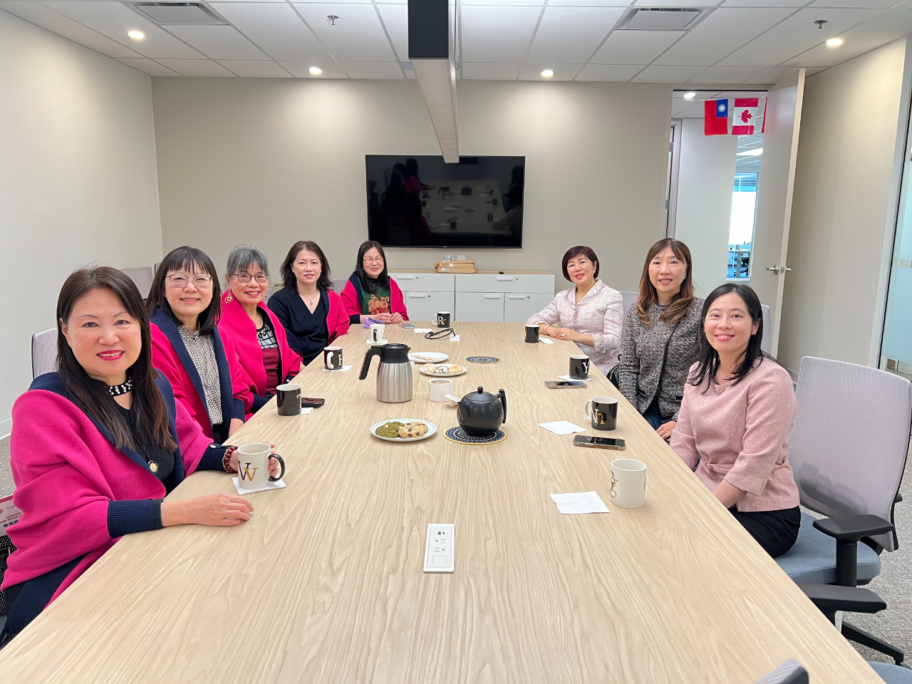世界華人工商婦女企管協會蒙特婁分會與陳珮瑩處長就推動臺魁貿易交流以及世華會務展望等議題交換意見
