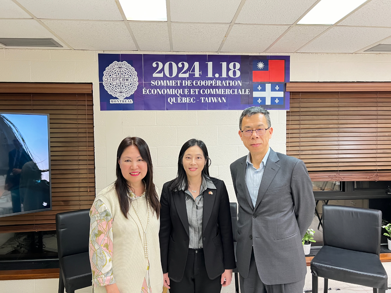 本處陳珮瑩處長、駐加拿大代表處經濟組劉志宏組長與高慧清會長合影