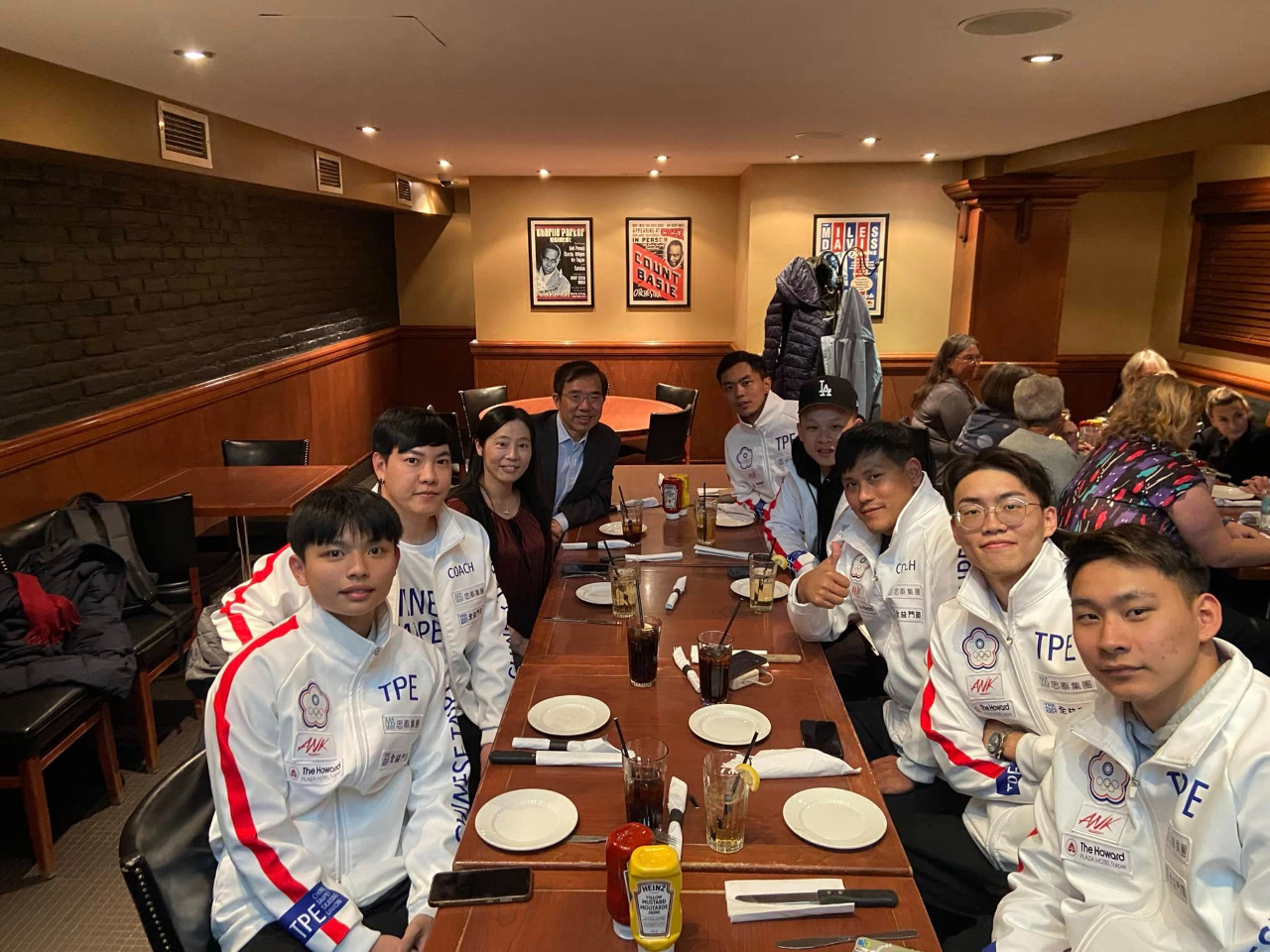 代表團領隊劉以樂、教練蔡秉原、陳怡倫、選手蘇駿朋、林峻頡、賴蔡桓鎮及防護員陳羿豪