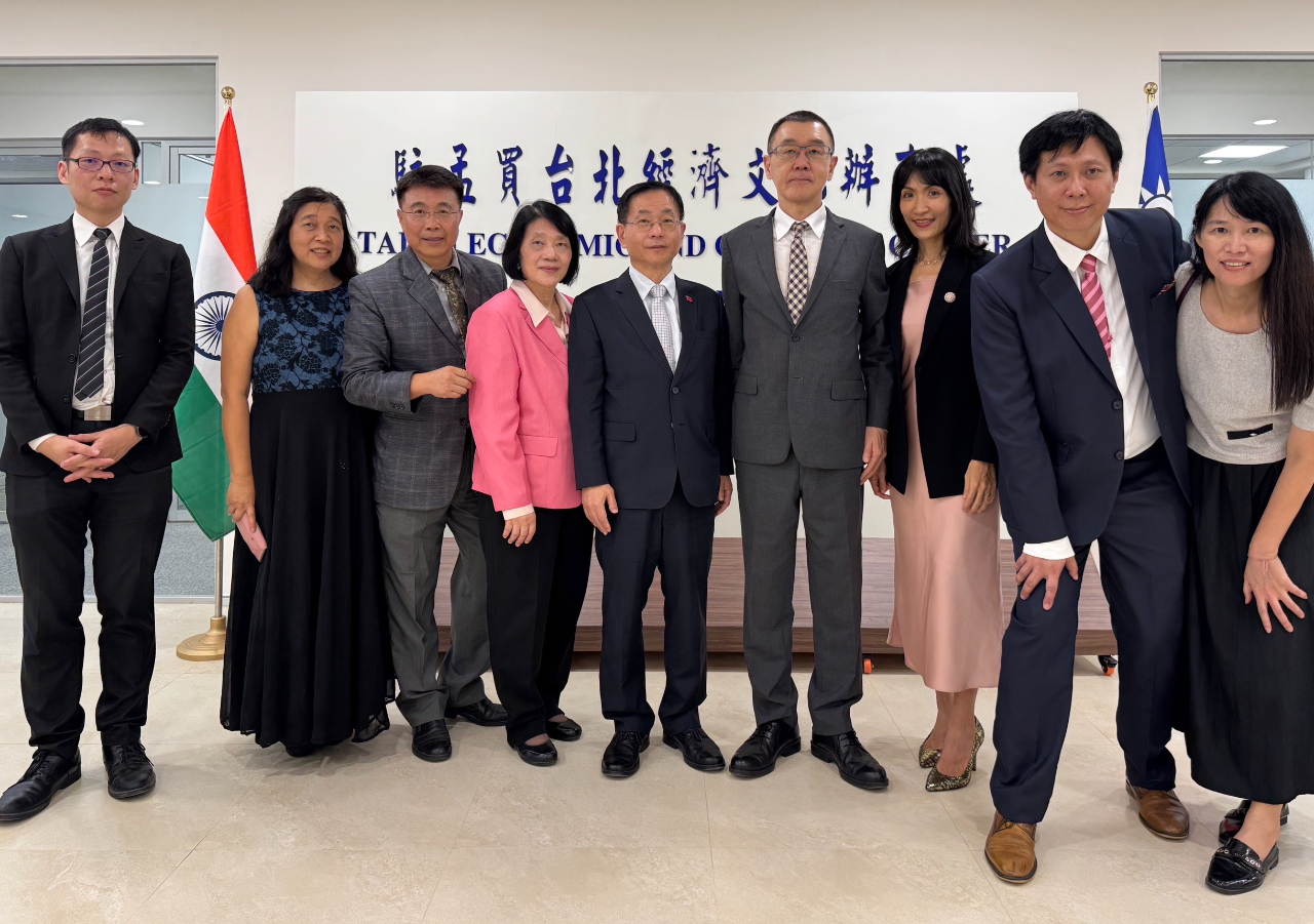 駐孟買台北經濟文化辦事處於本（113）年10月16日舉辦揭牌及國慶酒會。
（圖）駐印度大使葛葆萱夫婦（中）、駐孟買辦事處處長張均宇夫婦（中）、副參事張水庸夫婦（左二）、秘書王日昇夫婦（右一）、秘書柯昶宇（左一）全處員眷在辦事處大廳合影。