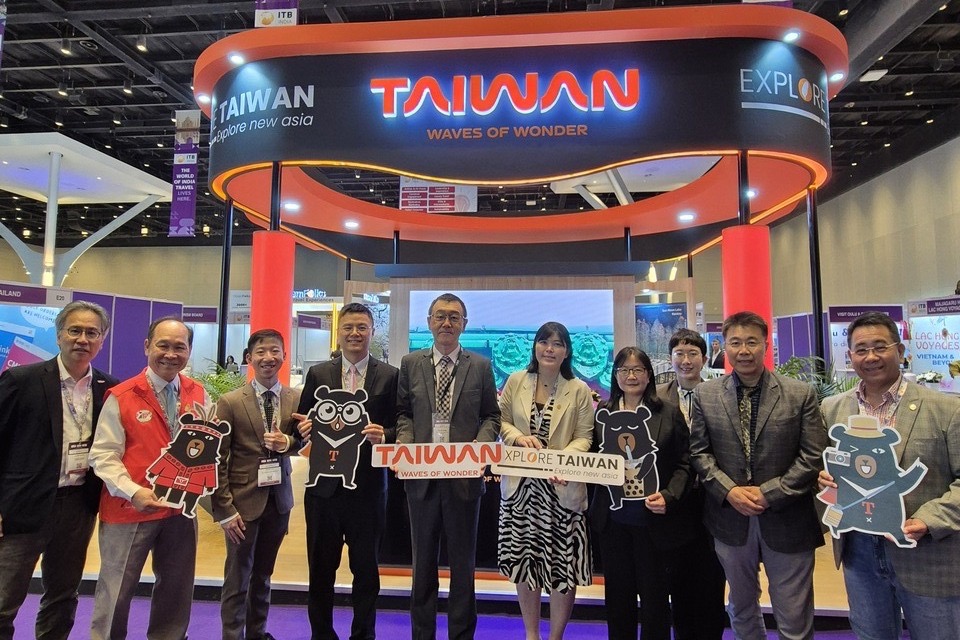 交通部觀光署駐泰國辦事處主任陳憶婷及駐新加坡辦事處經理張欽祥偕我旅遊業者再度來孟買參加2024年9月11-13日在孟買JIO World Convention Center舉辦之「印度國際旅遊展」(ITB India: International Travel &amp; Tourism Fair and Exhibition)。

（圖）駐孟買辦事處處長張均宇（中）、觀光署駐泰國主任陳憶婷（中）、經理張欽祥（左一）駐孟買辦事處副參事張水庸（右二）及旅行業者在台灣館（Taiwan Waves of Wonder）合影。