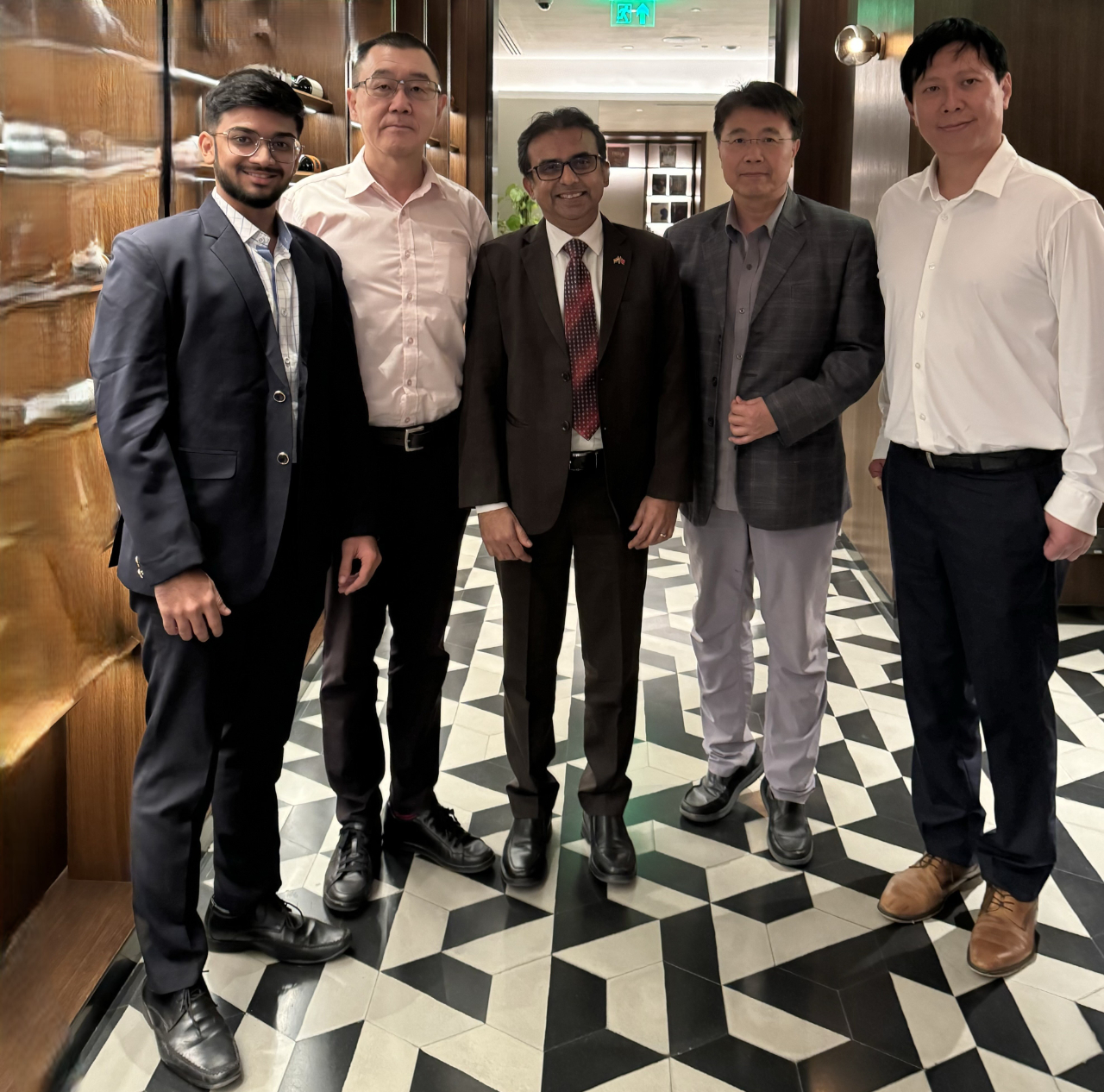 張均宇處長於本（11）月21日會晤孟買企業顧問中心（UBCSC）執行長暨「印美商會」（IACC）西區前會長Saurabh Shah並就台灣與印度經貿、投資及教育合作交換意見。
（圖）駐孟買辦事處處長張均宇、企業顧問Saurabh Shah及助理、駐孟買辦事處副參事張水庸、秘書王日昇