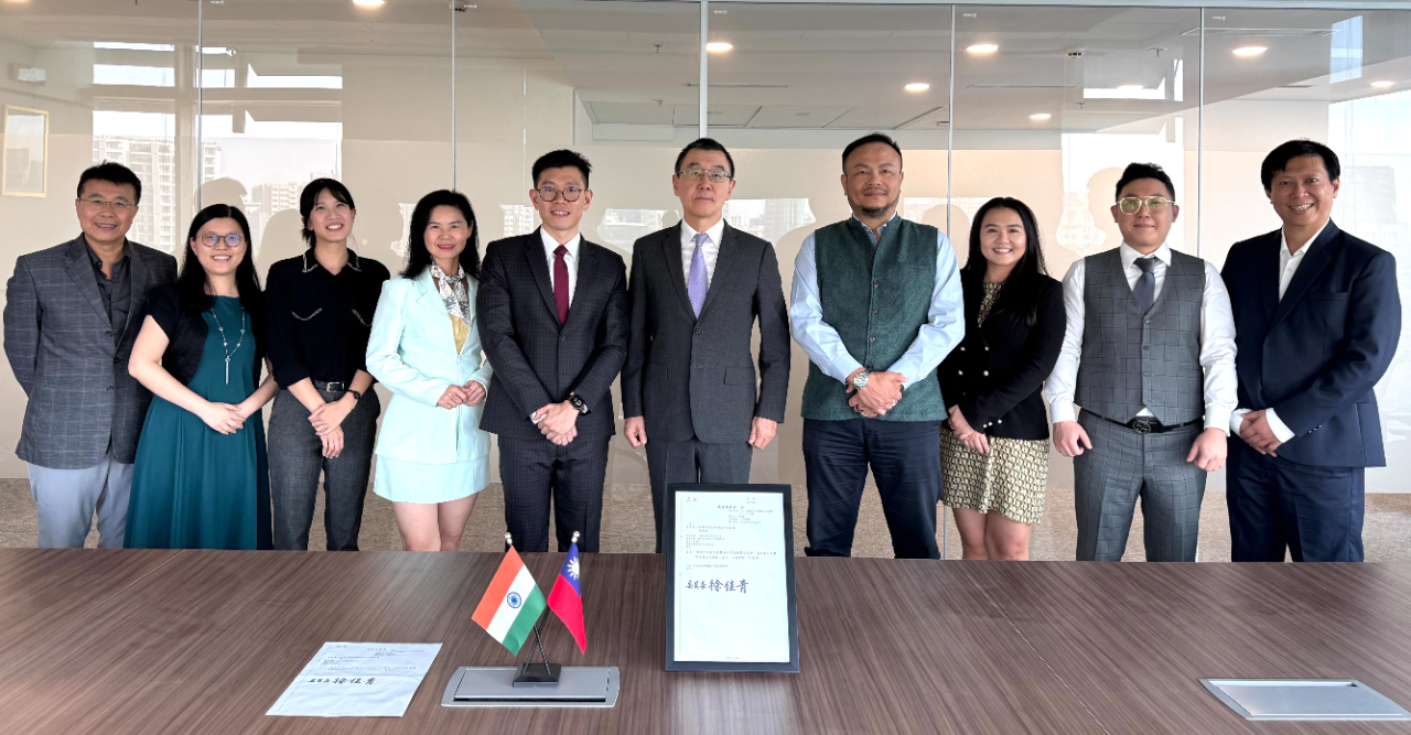 張均宇處長於本（12）月10日在辦公室接待「印度馬哈拉斯特拉州西區臺灣商會」（Taiwan Chamber of Commerce in Maharashtra West, TCCMW）乙行並轉交中華民國僑務委員會之商會成立同意函。會長及理監事、財務長、活動長等商會成員交換意見，合作服務西印度台灣僑商及促進台灣印度經文交流，在既有基礎上深化兩國友誼及互動
(圖)張處長均宇與商會會長錢佳宏及理監事；本處副參事張水庸、秘書王日昇。

