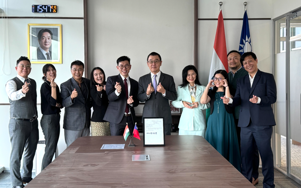 張均宇處長於本（12）月10日在辦公室接待「印度馬哈拉斯特拉州西區臺灣商會」（Taiwan Chamber of Commerce in Maharashtra West, TCCMW）乙行並轉交中華民國僑務委員會之商會成立同意函。會長及理監事、財務長、活動長等商會成員交換意見，合作服務西印度台灣僑商及促進台灣印度經文交流，在既有基礎上深化兩國友誼及互動
(圖)張處長均宇與商會會長錢佳宏及理監事；本處副參事張水庸、秘書王日昇。

