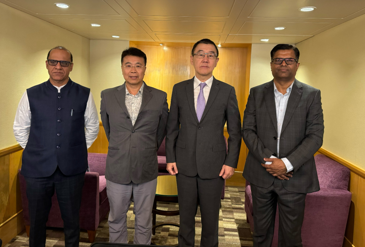 本處張處長均宇於本（12）月5日會晤印度商工總會（FICCI）馬哈拉斯特拉州分會主席Deepak Mukh並就台灣與西印度經貿及投資合作交換意見。

(圖)印度商工總會（FICCI）馬哈拉斯特拉州分會主席Deepak、駐孟買辦事處處長張均宇、FICCI Kerala分會主席Mathew、駐孟買辦事處副參事張水庸