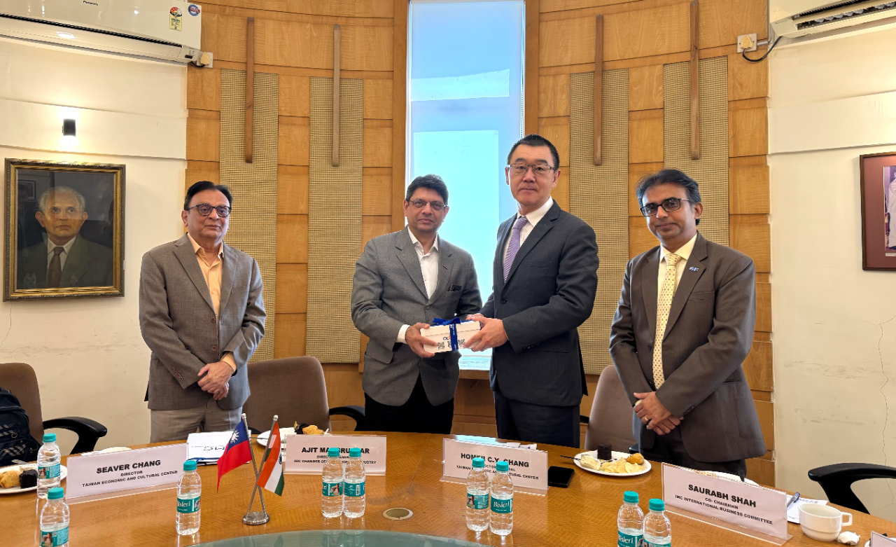 張均宇處長於本（12）月11日應邀與印度商工會（IMC Chamber of Commerce and Industry）進行座談，就台灣與西印度經貿及人員往來、新南向政策及印度製造對接等交換意見。IMC商會於1907年由商業人士在孟買成立，總部歷經百餘年且會員涵蓋全印度，與台灣亦有合作淵源。
(圖)IMC執行長Ajit Mangrulkar、副執行長S. Mehta、經貿主管S. Shah等及張水庸組長、孟買台貿中心林書涵代主任。
