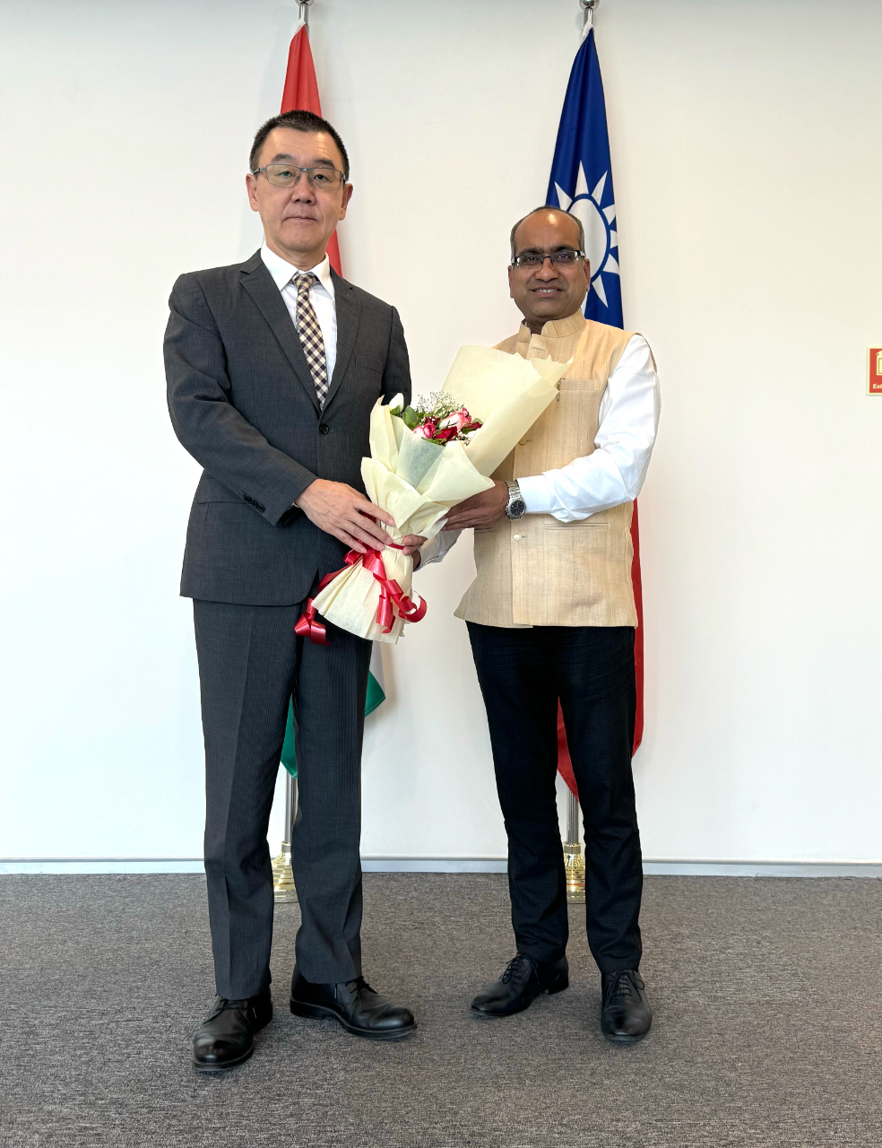 張處長於本（12）月2日在本處會晤印度國會前上議員Sujeet Kumar，就西印度經貿投資情勢及台印度合作交換意見

（圖）駐孟買辦事處處長張均宇、前國會議員Kumar