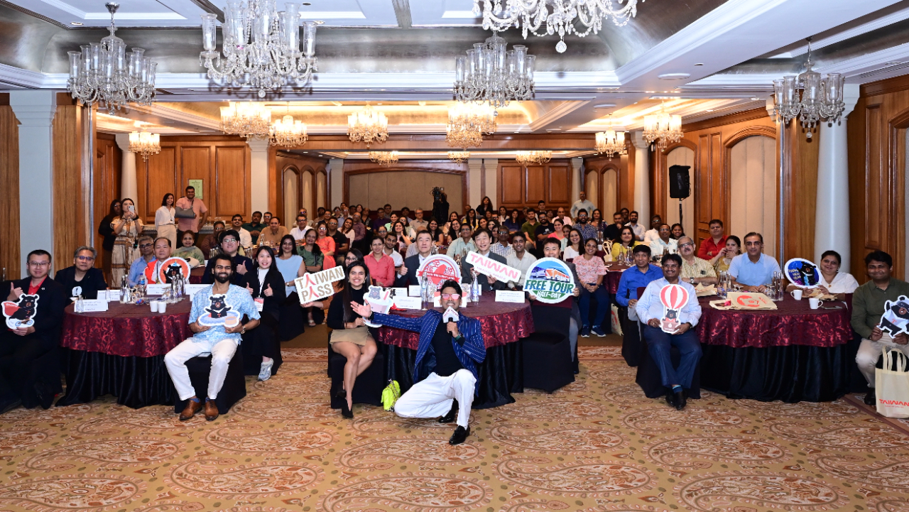 由台灣交通部觀光署主辦之「台灣觀光推廣會」（2025 Taiwan Tourism Destination Seminar and Networking）於本（2）月24日晚在孟買舉行，本處張處長均宇應邀出席並致詞，說明台印度關係增長情形及強調促進觀光有助於2國人民相互瞭解及共通性。
推廣會活動包括演講、影片、表演、抽獎、酒會及聚餐，讓台印度旅遊業者充分互動。
（圖）主桌駐孟買辦事處處長張均宇（中）、觀光署駐新加坡辦事處主任施志忠（中）、駐孟買辦事處副參事張水庸（右1）、孟買旅遊網紅（左1）。