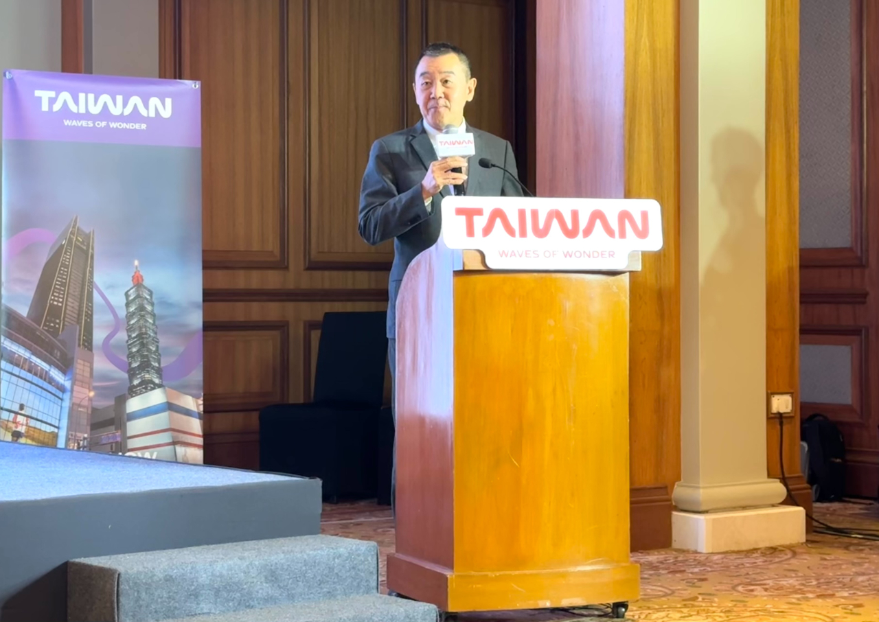 由台灣交通部觀光署主辦之「台灣觀光推廣會」（2025 Taiwan Tourism Destination Seminar and Networking）於本（2）月24日晚在孟買舉行，本處張處長均宇應邀出席並致詞，說明台印度關係增長情形及強調促進觀光有助於2國人民相互瞭解及共通性。
推廣會活動包括演講、影片、表演、抽獎、酒會及聚餐，讓台印度旅遊業者充分互動。
（圖）駐孟買辦事處處長張均宇致詞