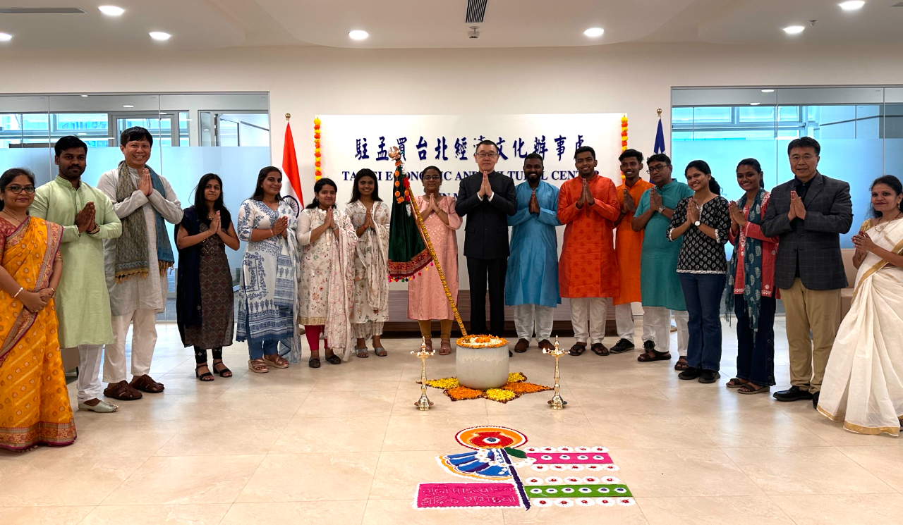 值馬拉地新年（Gudhi Padwa）前夕，駐孟買辦事處同仁於3月28日齊聚預慶。馬拉地新年是印度西海岸包括馬哈拉斯特拉在內Konkan地區重要節日，象徵春天的到來，有「一元復始、萬象更新」的意義，樂見印度友人與辦事處同仁共慶盛會，也期盼印度和台灣續以開闊胸襟彼此欣賞。
(圖)駐孟買辦事處處長張均宇（中）、副參事張水庸（右）、秘書王日昇（左）與孟買印度友人合影