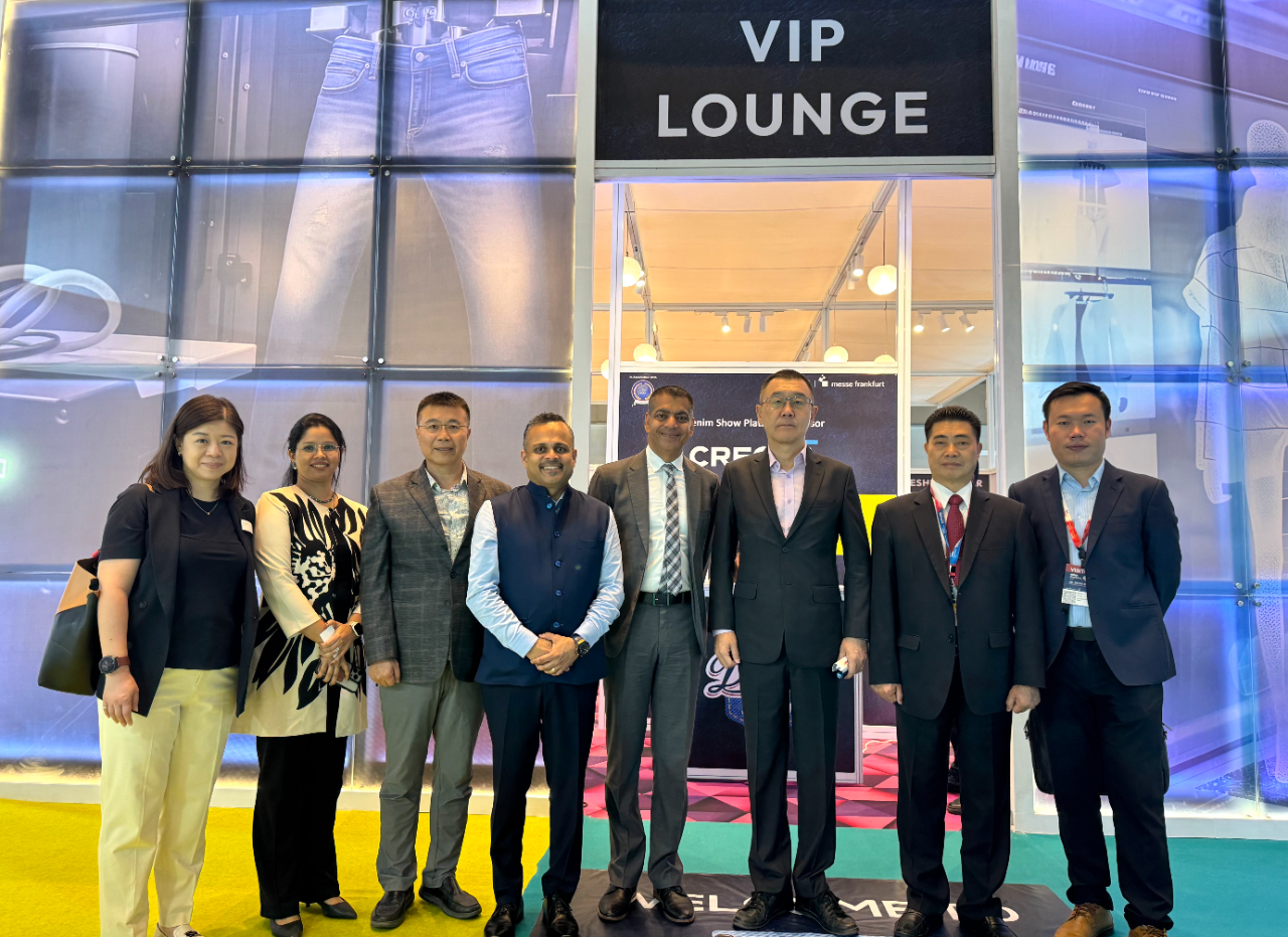 張處長均宇於本（5）月22日出席「2025印度國際紡織機械展」（GARTEX Texprocess INDIA 2025）並參觀「臺灣縫製機械工業同業公會」所率領之耀瀚、芮奇、偉群、星菱、歐大緯、達久等6家台灣廠商之展區。
「印度國際紡織機械展」自2016 年首辦，現為全球知名之紡織機械及紡織B2B專業展；本次自本月22至24日在孟買Jio World會議中心舉行，獲來自印度、台灣等國125家廠商300餘個品牌參展，為國際紡織業界拓展市場之盛會。
其間，駐孟買辦事處與台灣業者曾就產業發展歷程、未來展望及增加印度台灣經貿聯繫交換意見，台灣中小企業打拼精神令人讚佩（2025年5月22日）。

（圖）駐孟買辦事處張均宇處長、臺灣縫製機械工業同業公會理事長方水順、秘書長楊以仁、Messe Frankfurt展覽公司代表、MEX國際策展公司代表、駐孟買辦事處副參事張水庸、孟買外貿協會主任林書涵。
