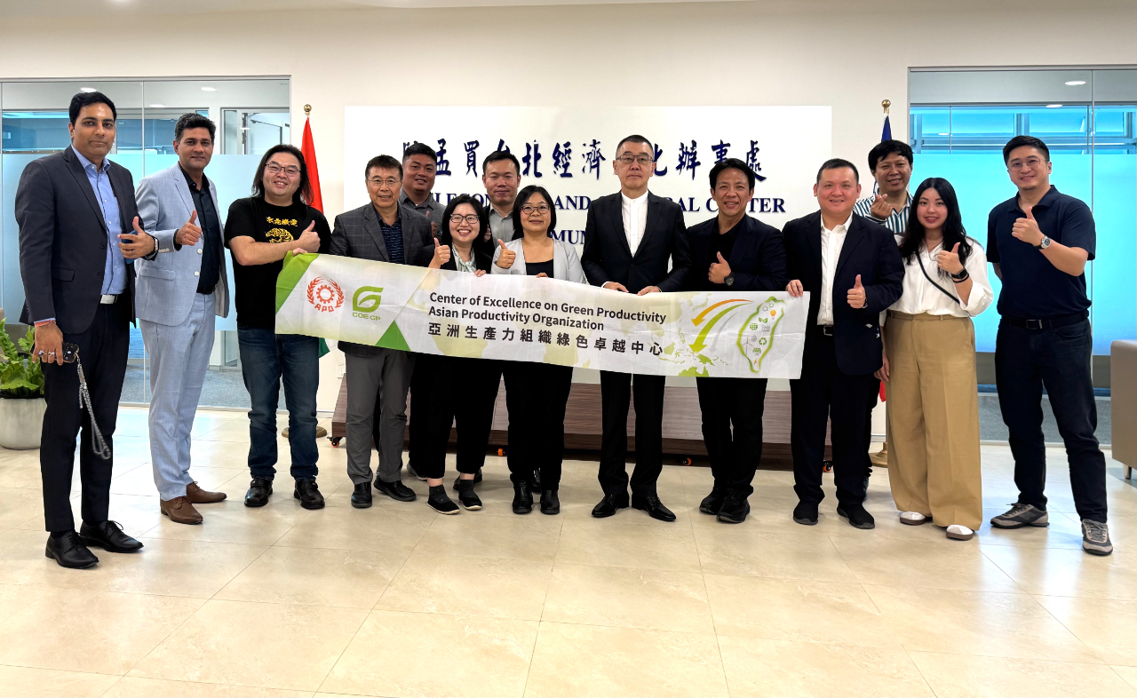 張處長均宇接待來孟買考察之台灣環保企業及團體，考察團成員包括：財團法人中國生產力中心（CPC）、晶鐵科技、潔安環保工程、台灣酵素村、新呈工業、萬年清環境、鉅特國際、ESG世界公民數位治理基金會等。訪團來孟買曾與環境及資源再生相關企業交流並就台印度在環保方面合作及商機交換意見（2025年6月9日）。

（圖）駐孟買辦事處處長張均宇、台灣環保企業及團體、孟買台貿中心主任林書涵、駐孟買辦事處副參事張水庸、秘書王日昇