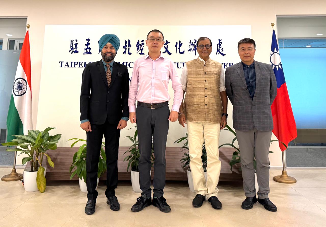 張均宇處長會晤「印度國際投資經貿協會」（ICIB）主席Manpreet Singh、文化關係部門主席Rajan Khanna及孟買紀錄片導演Shivansh Khanna並就台印歷史、文化、教育、旅遊、社會及宗教等連結交換意見（2025年8月14及26日）。

（圖）駐孟買辦事處處長張均宇、印度國際投資經貿協會主席M.Singh（左一）、文化部門主席R. Khanna（右一）、駐孟買辦事處副參事張水庸