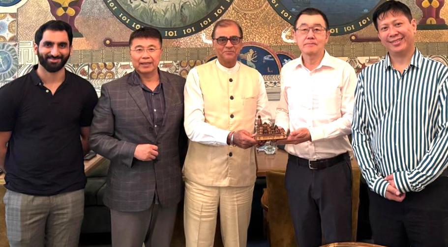 駐孟買辦事處會晤「印度國際投資經貿協會」（ICIB）文化關係部門主席Rajan Khanna及孟買紀錄片導演Shivansh Khanna就台印文化、宗教、社會、歷史及旅遊等連結交換意見（2025年8月14日）。

(圖)駐孟買辦事處處長張均宇、ICIB文化關係主席Rajan Khanna、導演Shivansh Khanna、駐孟買辦事處副參事張水庸、秘書王日昇