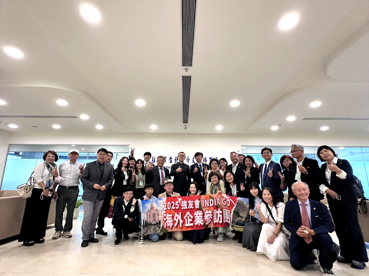 張均宇處長偕同仁本（8）月1日在處接待台灣「中華強友文教協會」（強友會）乙行31人，就兩國關係、孟買現情及印度經驗交換意見，乙行咸認感收獲甚豐及印度潛力雄厚，返台後將向各界夥伴分享訪問心得。「強友會」係本君子「以文會友、以友輔仁」理念成立，鼓勵透過學習提昇自我造福人群，此行意在藉由參訪體會國際脈動，為未來進一步發展創造可能，充分體現台灣民間社團之活力及「人人都是外交官」之意義。
（圖）駐孟買辦事處處長張均宇（中）、中華強友文教協會創辦人徐強、理事長李宗熹、秘書長林貞君及駐孟買辦事處副參事張水庸、秘書王日昇、秘書柯昶宇。
