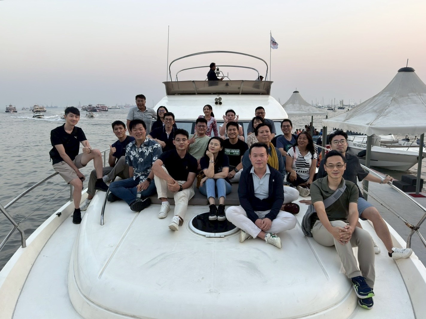 「印度馬哈拉斯特拉州西區台灣商會」舉辦「大孟買台商遊船交流活動」，自「孟買印度門」（Gateway of India）渡口搭乘遊艇航向大洋，台僑商趁此歲末年終之時舉辦海上聯誼活動，彼此聯繫並就在此間工作生活交換心得(2025年12月14日)。
（圖）印度馬哈拉斯特拉州西區台灣商會會長錢佳宏、孟買台貿中心主任林書涵、駐孟買辦事處副參事張水庸、秘書王日昇及台僑商
