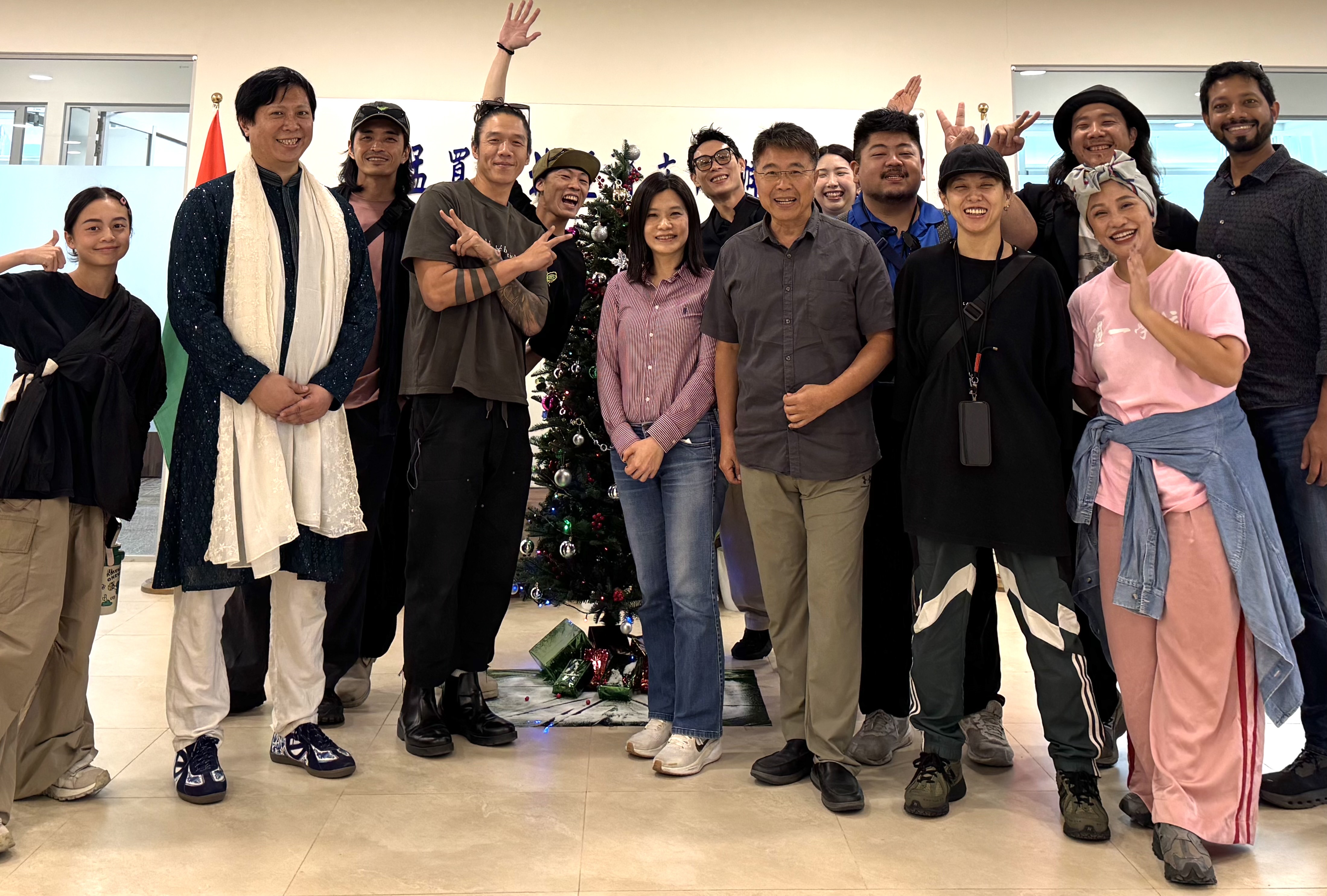 台灣舞蹈團體「小事製作」及IP Locker訪問孟買並參加印度「國家表演藝術中心」（NCPA）舉辦之Pravaha舞蹈節演出並與此間藝文人士及台僑商互動交流（2025年12月17日）。

（圖）駐印度代表處文化組秘書林品樺偕台灣舞蹈團體「小事製作」乙行拜會駐孟買辦事處，駐處副參事張水庸及秘書王日昇接待合影