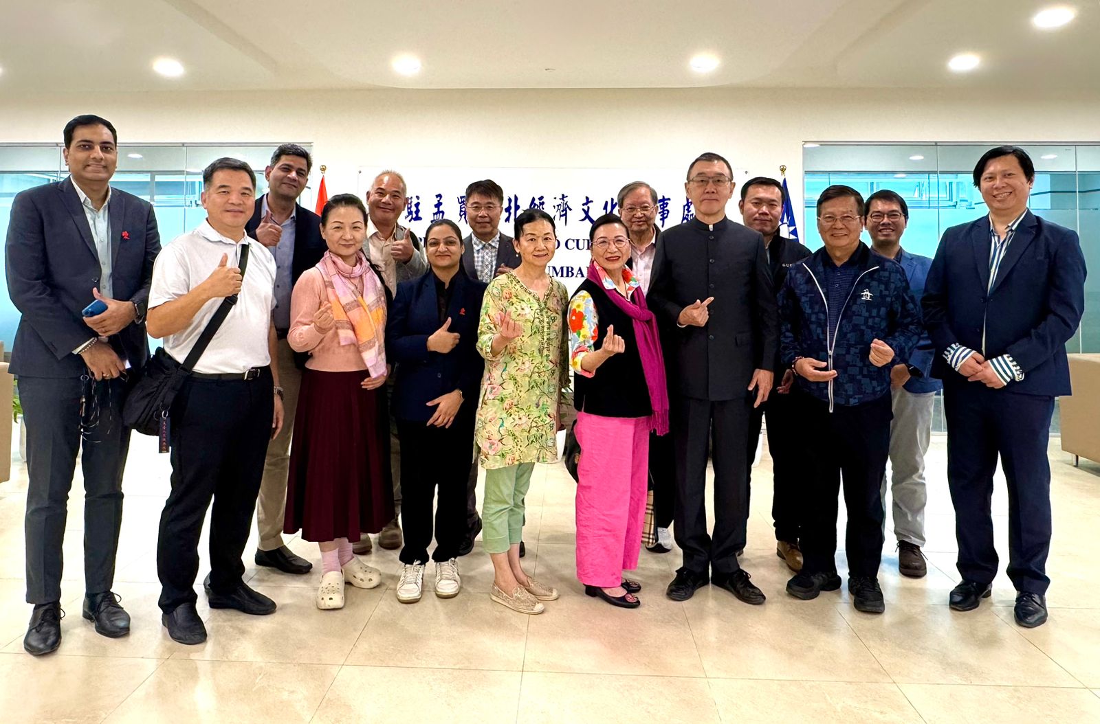 台灣工商業者前來孟買考察拜會本處並就印度發展實況及台商在印營運經驗及未來合作項目交換意見。因團員適為慈濟志工，爰會中也對2國間教育、文化及人道交流進行廣泛討論，咸認為印度作為佛教發源地，與台灣自有宗教及文化上的因緣，值得珍惜並作為增進2國交流及相互理解的基礎（2026年1月22日）。
（圖）駐孟買辦事處處長張均宇（中）、台灣工商企業及印度企業、孟買台貿中心林主任及陳經理、駐孟買辦事處副參事張水庸及秘書王日昇合影。