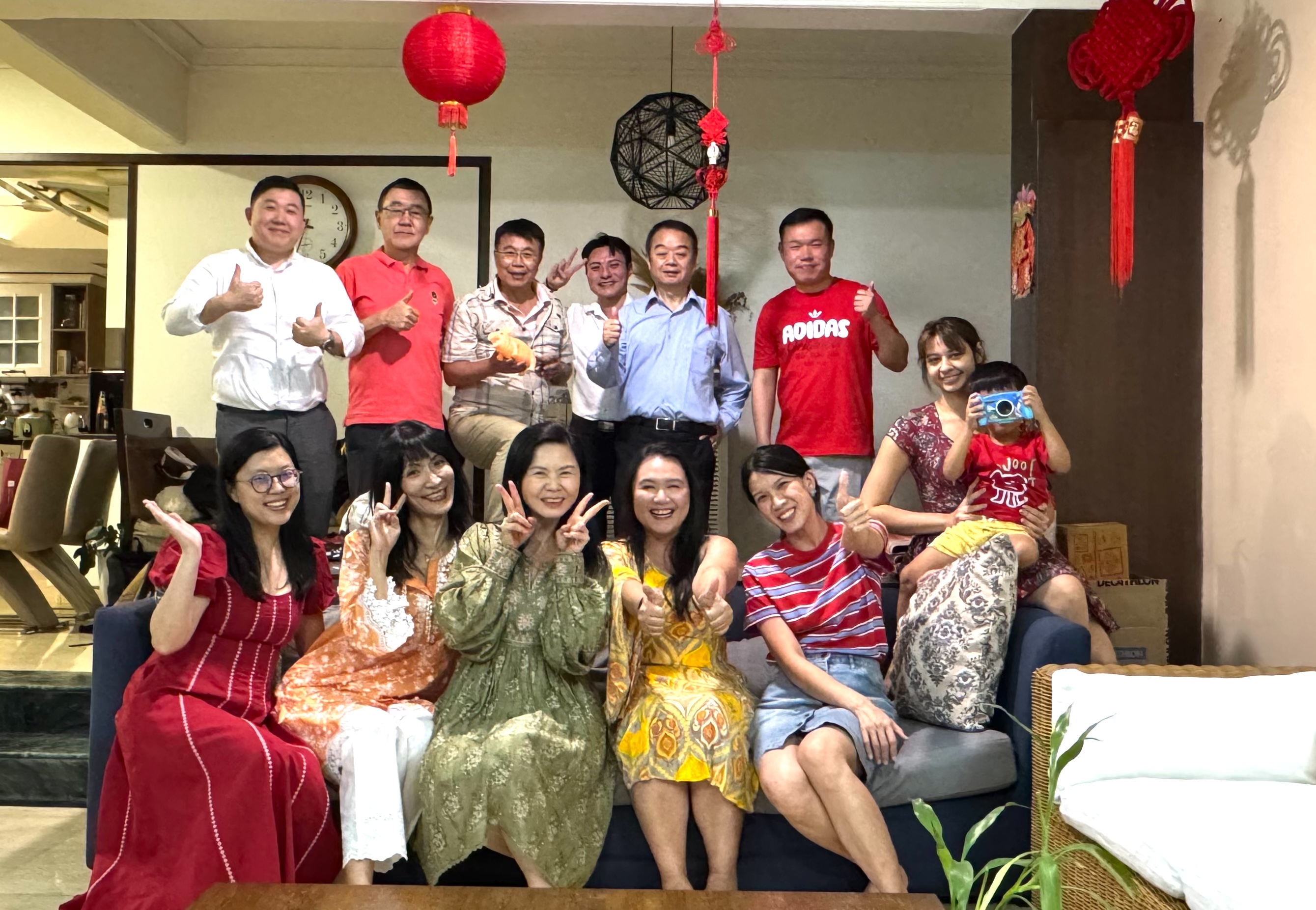 駐孟買辦事處受邀參加在埠僑民聚會，共度農曆蛇年最後一天並迎接馬年到來。在品嚐台灣美食同時，與會僑民也就在印度工作生活經驗、以「總合外交」及「經貿外交」促進印台交往，以及印台過年習俗交換心得，例如「藍果麗」和春聯、穿新衣戴新帽、吸引「吉祥天女」到來和迎財神，以及除舊迎新和「排燈」慶祝羅摩神回歸等，體現了2國在「一元復始，萬象更新」下的信仰共通性及正能量的文化內涵（2026年2月16日）。
（圖）駐孟買辦事處處長張均宇夫婦、孟買台僑商史紫蓉等人、孟買台貿中心主任林書涵及駐孟買辦事處副參事張水庸合影。