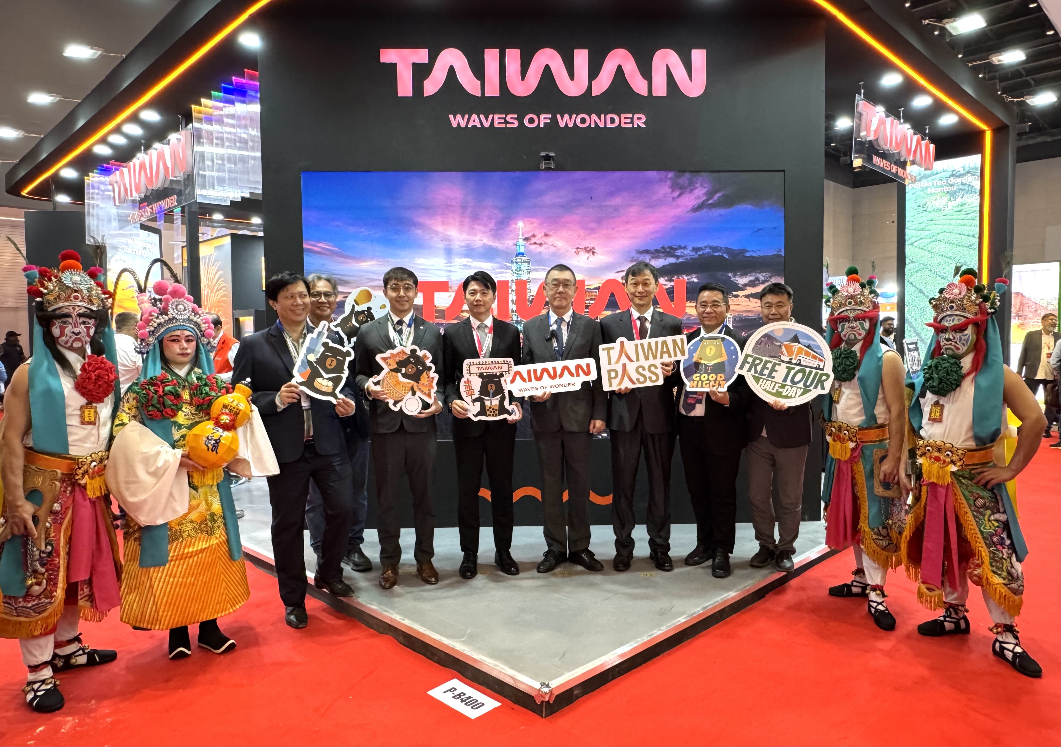 台灣交通部觀光署偕觀光旅遊業者、國籍航空公司及文化表演團體在孟買參加OTM（Outbound Travel Mart）旅展，展現「台灣魅力‧驚喜無限」（TAIWAN– Waves of Wonder）品牌及以「台灣不打烊」為主題介紹台灣意象，並安排台灣陣頭民俗官將首表演及帶領來賓親手彩繪「劍獅」，吸引上百業者前來交流並洽談商機(2026年2月5日）。

（圖）駐孟買辦事處處長張均宇、觀光署國際組科長陳冠竹、觀光署駐新加坡辦事處主任施志忠、經理張欽祥、旅行業經理人協會會長葉庭林、駐孟買辦事處副參事張水庸、秘書王日昇等人在台灣主題館開幕合影
