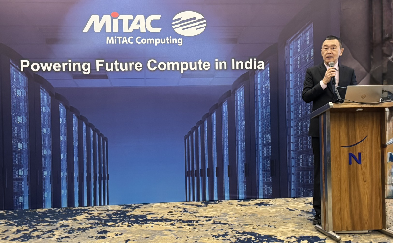 本處應邀出席台灣神達集團旗下的神雲科技公司在孟買舉辦的推廣會，瞭解台灣和印度科技廠商在伺服器技術及軟硬體配套方案的合作情形，並就AI產業的發展與2國業界交換意見（2026年1月22日）

（圖）駐孟買辦事處處長張均宇應邀致詞