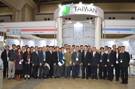 最新のナノテクノロジーを紹介する第１５回「国際ナノテクノロジー総合展・技術会議」（nano tech 2016）が１月２７日に東京・有明の東京ビックサイトで開幕し、「台湾パビリオン」も同日オープンした。開幕日の２７日午前、台北駐日経済文化代表処の沈斯淳・代表（前列右６）が会場に出席し、台湾パビリオンの各ブースを一つ一つ回って出展者らを激励し、台湾のナノテクノロジー応用製品の国際知名度の向上および日本の産業界との連携強化に期待を示した。