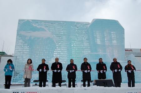 今年の第６７回「さっぽろ雪まつり」の毎日氷の広場に、台湾は高さ１０メートル、幅１８メートルの氷像「女王頭と平渓派出所」を展示している。２月５日、会場のステージでこの氷像のオープニングセレモニーが行われ、台北駐日経済代表処から陳調和・副代表（左５）と陳桎宏・札幌分処処長（同３）が出席した。陳調和・副代表はあいさつの中で、台日の関係がきわめて密接であり、昨年は５００万人以上の旅行客が双方間を往来したと紹介し、今後も台日双方の旅行客のさらなる増加を期待した。

