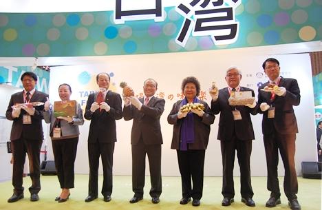 「FOODEX JAPAN  2016（第41回国際食品・飲料展）」が千葉市内にある幕張メッセで３月８日から４日間の会期で開幕した。初日午前、台湾パビリオンの会場でオープニングセレモニーが開かれ、台北駐日経済文化代表処の沈斯淳・代表（写真左３）はあいさつの中で、今回台湾南部の５つの県・市の最良の農産品などが同展で展示されることにより、日本各界で注目され、今後、台日間の農産品貿易の発展につながるであろうと期待の意を表した。台湾パビリオンではとりわけ、昨年に続き今年も台湾南部５つの県・市が合同で地方館エリアを設け出展し、来日した陳菊・高雄市長（右３）、顔純左・台南市副市長（右１）、李進勇・雲林県長（右２）、張花冠・嘉義県長（左２）、潘孟安・屏東県長（左１）らが、オープニングセレモニーでそれぞれ、地元の特産品をＰＲし、黄文栄・中華民国対外貿易発展協会秘書長（右４）が「本場台湾の味を楽しんでほしい」とアピールした。

