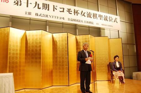 「第１９期ドコモ杯女流棋聖戦」で４連覇を果たした謝依旻・女流棋聖（写真右）の就位式が３月１８日、東京都内のホテルで盛大に開催され、台北駐日経済文化代表処の陳調和・副代表（左）が来賓として出席した。
