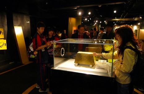 かつては金鉱で栄えた金瓜石。現在、ここは台湾北部有数の行楽地となっています。往時の面影を今に伝える遺跡や建造物が数多く残っていますが、中でも太子賓館はメイン級の扱いを受けている建物です。金瓜石の中心にあり、台湾の鉱業史や文化についての展示があるほか、金瓜石や九份の歴史が紹介されています。1階には坑道の模型があり、全体像が理解できます。ぜひ訪れたいのは2階にある重さ220キロの金塊です。ずっしりと重い金塊は大きさこそ、それほどではありませんが、重さや大きさでは計り知れない何かが感じられるはずです。また、博物館に隣接して「本山五坑」と呼ばれるかつての坑道も残されており、実際に坑道の中を歩くことができます(体験料50元)。博物館は参観無料で、毎月第一月曜が定休となっています。